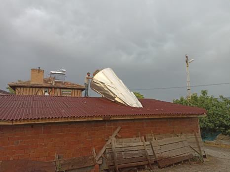 Tosya'da fırtına etkili oldu; lisenin çatısı uçtu, o anlar kamerada (2)