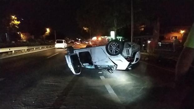 Ticari taksiye çarpan otomobil takla attı: 3 yaralı