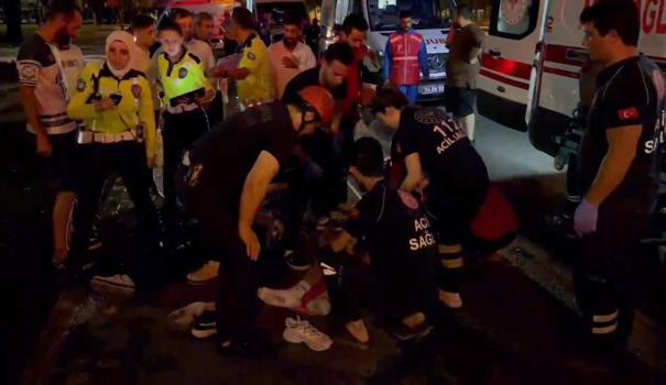 İstanbul-Kartal'da hafif ticari araç aydınlatma direğine çarptı: 3 yaralı