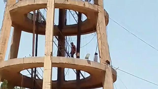 Şanlıurfa'da işten çıkartılan işçiler su kulesinde eylem yaptı