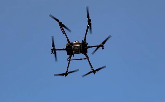 Tokat'ta sinek ve lavralara karşı drone ile ilaçlama