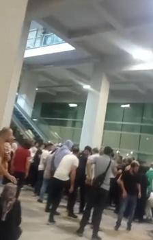 Diyarbakır Havalimanı'nda yürüyen merdiven durunca vatandaşlar birbirlerinin üzerine düştü