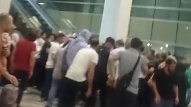 Diyarbakır Havalimanı'nda yürüyen merdiven durunca vatandaşlar birbirlerinin üzerine düştü