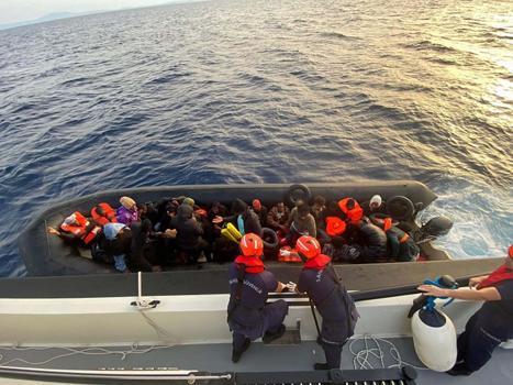 Seferihisar açıklarında 33 düzensiz göçmen yakalandı