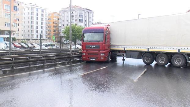 İstanbul - Avcılar'da kayan TIR, D-100 Karayolu'nu kapattı; yoğun trafik oluştu