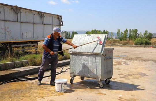 Turhal'da çöp konteynerleri ilaçlanıyor