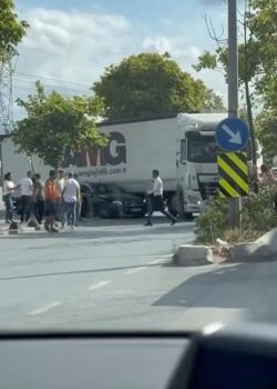 İstanbul- Sancaktepe’de TIR şoförüyle otomobil sürücüsü tartıştı; sürücü TIR'ın camını kırdı