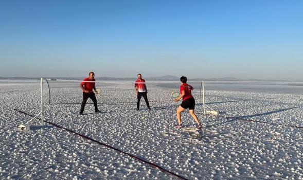 Milli sporcu Halime Yıldız, "Dünya Badminton Günü"nde Tuz Gölü'nde badminton oynadı