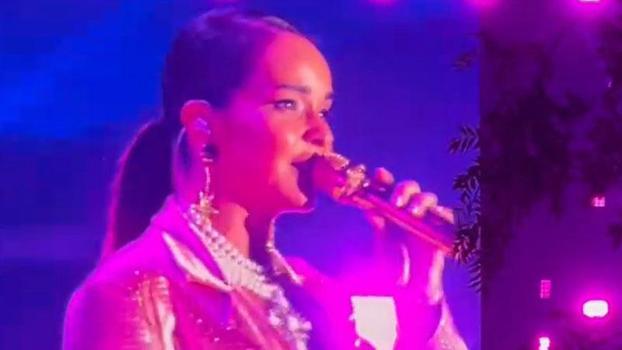 Şarkıcı Bengü’nün konseri sonrası sahneye pet şişe fırlattılar