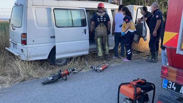 Silivri'de evin önündeki minibüsü kaçıran çocuklar kaza yaptı: 2 yaralı