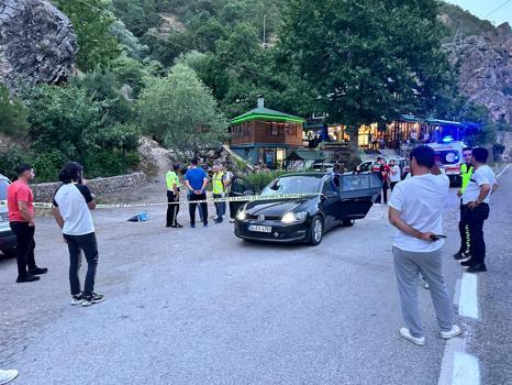 Tunceli'de dağdan kopan kaya parçası seyir halindeki otomobile isabet etti: 1 ölü, 2 yaralı
