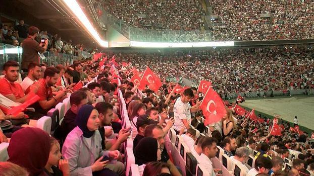 Türkiye milli maça kilitlendi; binlerce kişi maçı meydanlarda izledi