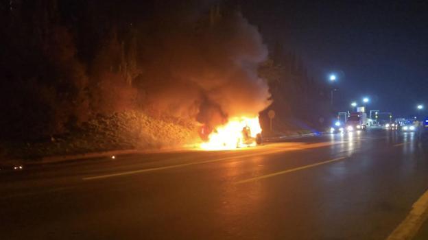İstanbul- Ataşehir TEM Otoyolu'nda cip alev alev yandı