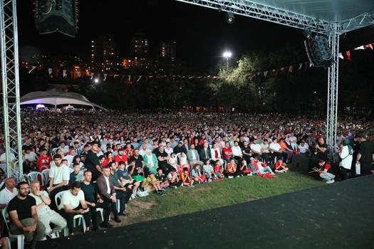 Kağıthane'de binlerce kişi Türkiye-Hollanda maçını dev ekranda izledi