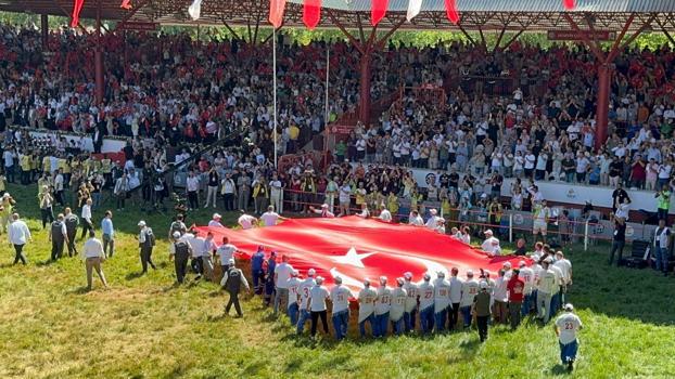 Kırkpınar Güreşleri'nin yapıldığı Sarayiçi Er Meydanı'nda dev Türk bayrağı açıldı