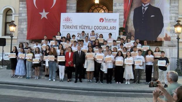 İstanbul Valisi Davut Gül, LGS'den 500 tam puan alan 77 öğrenciyle buluştu