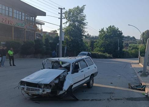 Tarsus'ta otomobil, aydınlatma direğine çarptı: 2 yaralı