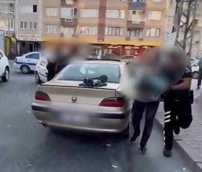 Polisin 'dur' ihtarına uymayıp kaçan biri firari hükümlü 2 kişi yakalandı