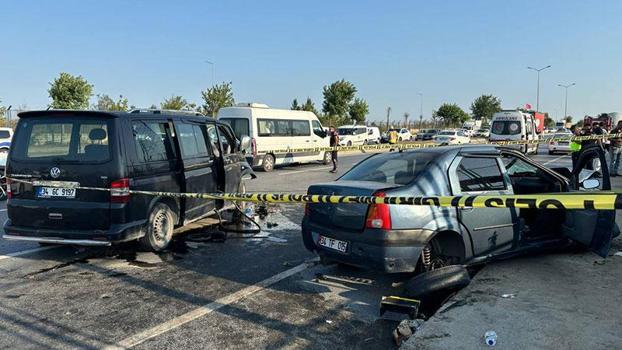 Bağcılar'da minibüs ile otomobil çarpıştı: 1’i ağır 7 yaralı