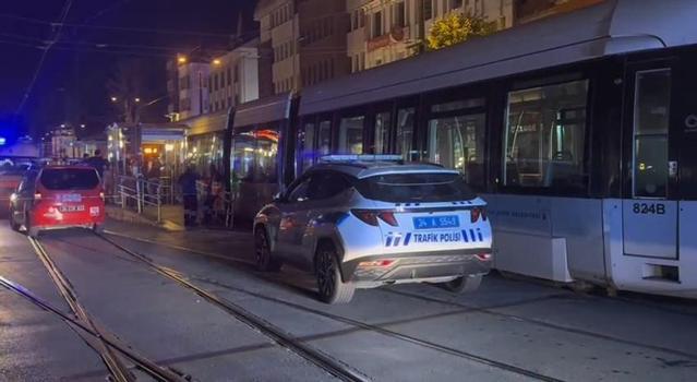 İstanbul-Fatih'te dengesini kaybederek raylara düşen bir kişi tramvayın altında kalarak hayatını kaybetti