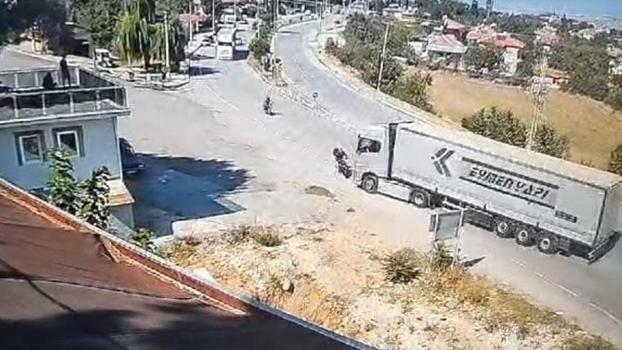 TIR'ın motosiklete çarpışması kamerada