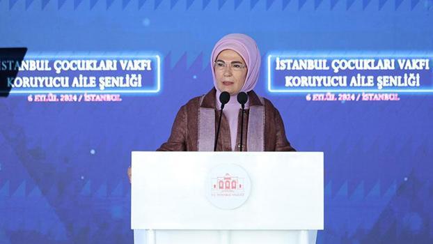 Emine Erdoğan, koruyucu aileler ve çocuklarıyla buluştu