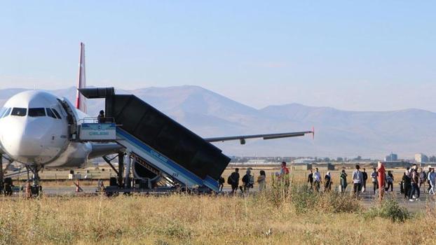 Bomba ihbarı asılsız çıkan Hindistan uçağındaki yolcular, kalkış saatini bekliyor