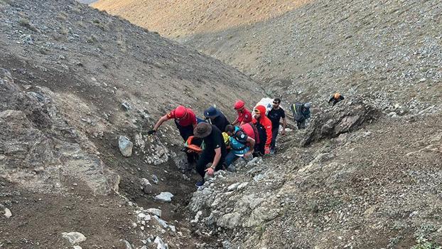 Erzincan'da dağlık alana zorunlu iniş yapan yamaç paraşütçüsü 7 saatte kurtarıldı