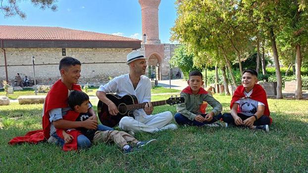 Sanatçı Murat Evgin, sokaklarda Türk bayrağı açıp ‘Şehit’ türküsünü söyleyen çocuklara buluştu