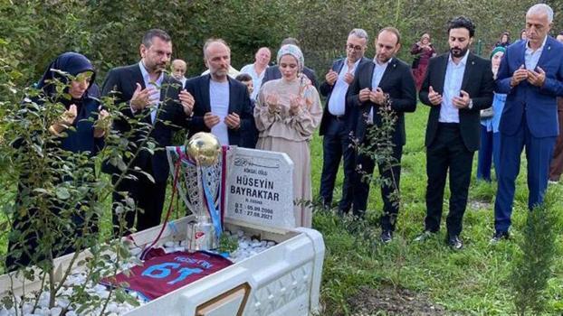 Trabzonspor'dan kansere yenilen küçük taraftarın kabrine şampiyonluk kupalı ziyaret