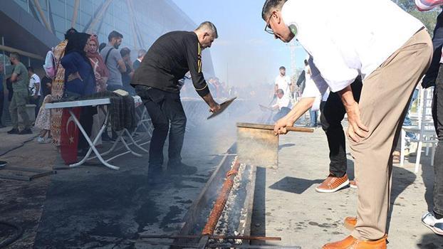 Van'da 'Gurme ve gastronomi' fuarı; 65 metre uzunluğundaki kebap davetlilere ikram edildi