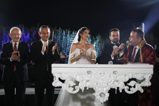 Özel ve Kılıçdaroğlu Antalya'da düğüne katılıp, nikah şahidi oldu