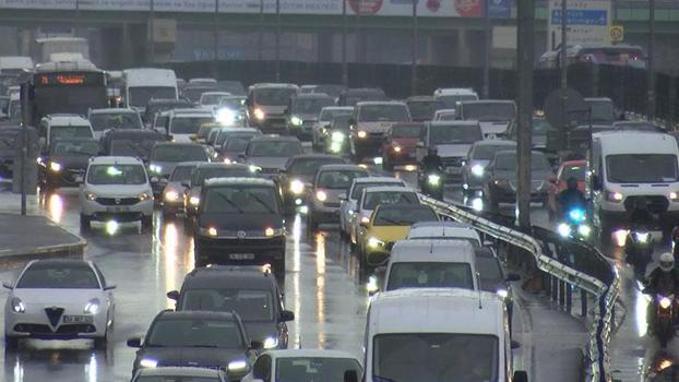 İstanbul'da haftanın ilk iş gününde yağmur trafiği