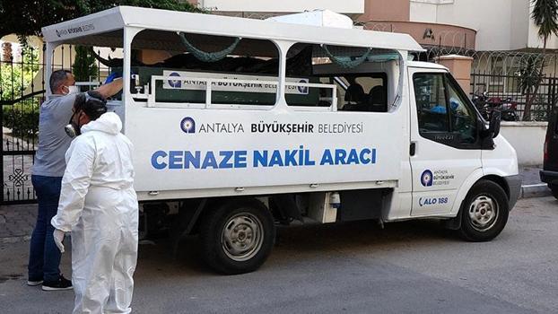 Kötü koku ihbarına gelen polis, dairede cansız bedenini buldu