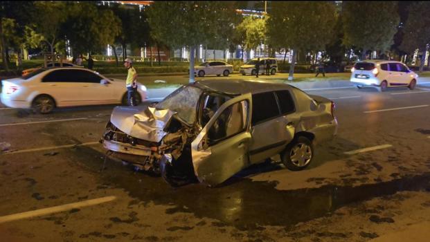 İstanbul - Kartal'da refüjü aşan otomobil ağaca çarparak yola savruldu; 2 kişi ağır yaralandı