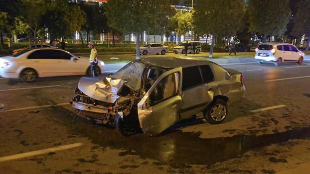 Kartal'da refüjü aşan otomobil ağaca çarparak yola savruldu; 2 kişi ağır yaralandı