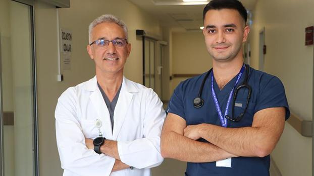 Doktor baba ve oğlu aynı hastanede görev yapıyor