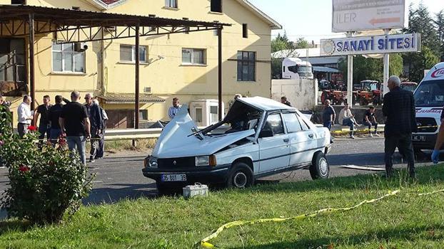 Servis otobüsü otomobile çarptı: 1 ölü, 9 yaralı