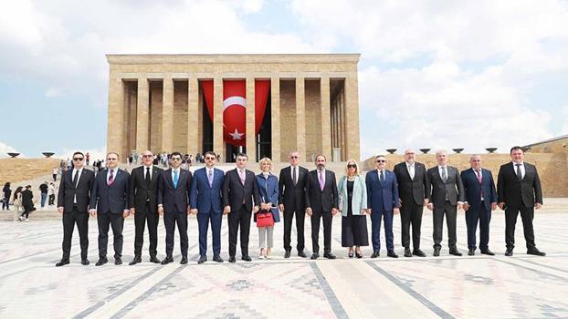 TFF Başkanı Hacıosmanoğlu ve Yönetim Kurulu Üyeleri, Anıtkabir'i ziyaret etti