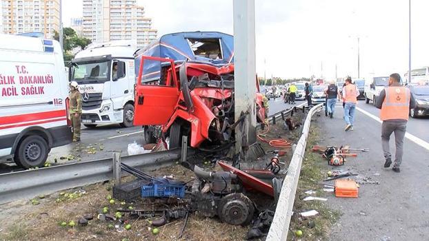 Avcılar TEM Otoyolunda yön tabelasına çarpan kamyonetin motoru fırladı