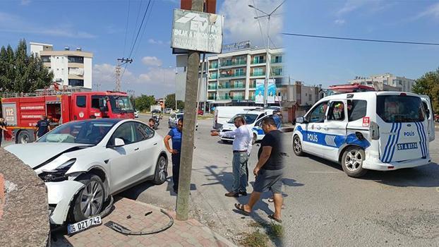 Otomobil ile polis aracı çarpıştı; 3'ü polis, 5 yaralı