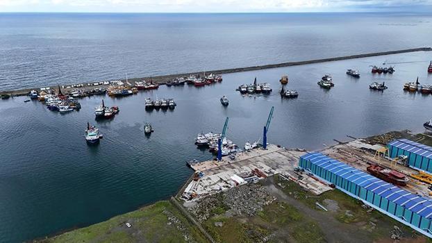 Karadeniz'de fırtına; balıkçı tekneleri limana sığındı