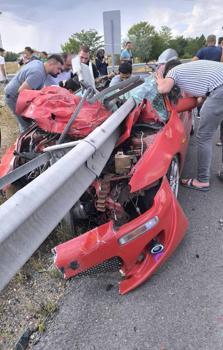 Ankara'da bariyere çarpan otomobil ikiye bölündü; 1 ölü, 1 yaralı