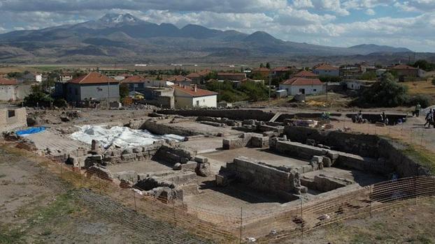 İç Anadolu'nun en büyük mozaik kazı çalışmasında, yapının güney cephesi ortaya çıkarıldı