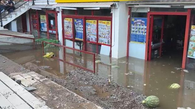 Bodrum'da ana isale hattı patladı; suyla dolan zincir market çalışanlarını vatandaşlar kurtardı