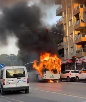 İşçi servis otobüsü alev alev yandı