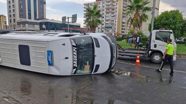 Diyarbakır’da otomobil ile minibüs çarpıştı: 1’i bebek, 10 yaralı