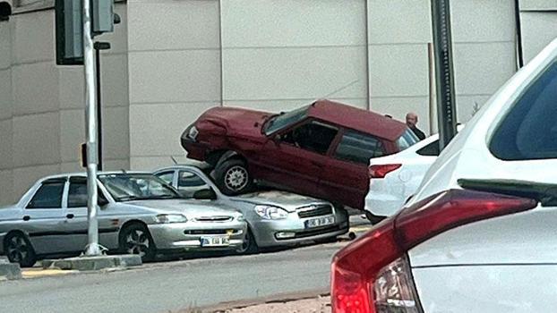 Trafik lambasına çarpıp savrulan otomobil, ışıkta bekleyen otomobilin üzerine çıktı; 1 yaralı