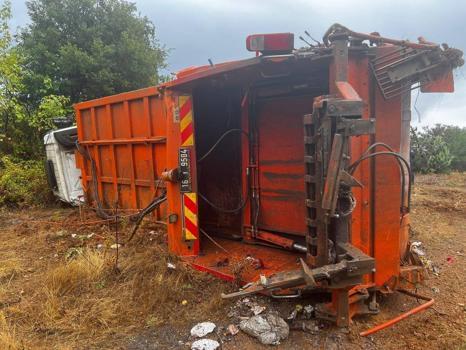 Bursa'da çöp kamyonunun şarampole yuvarlandığı kazada 3 kişi yaralandı