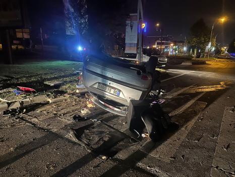 Elazığ'da aydınlatma direğine çarpan otomobildeki 4 kişi yaralandı